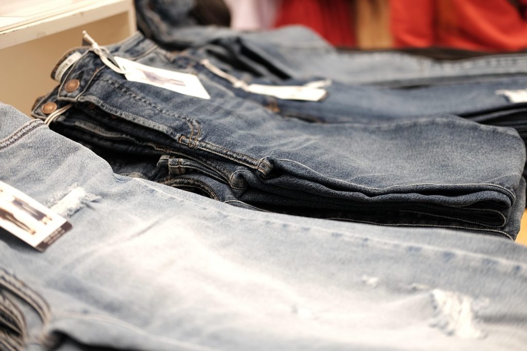 ג'ינסים לנשים באופנת מומה